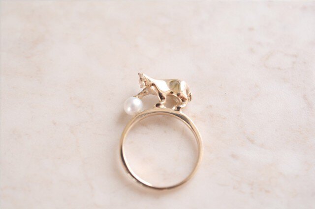 パールにじゃれるネコリング【IGNITE Jewelry】の画像1枚目