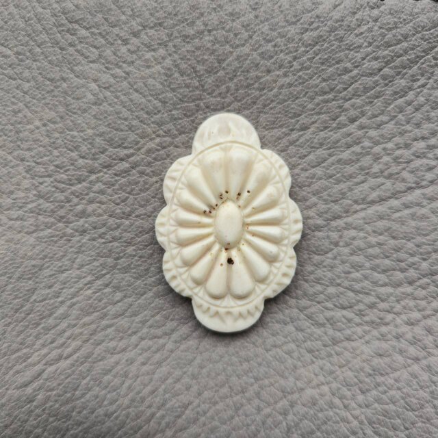 鹿革のポーチL 鹿の角 陽刻コンチョ | iichi 日々の暮らしを心地よく