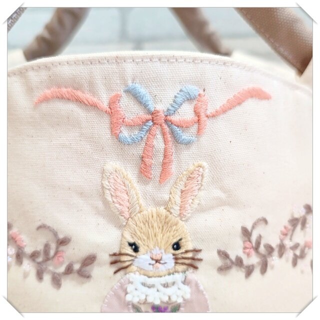 うさぎの手刺繍☆2wayにもなるハンドルトートバッグ | iichi 日々の