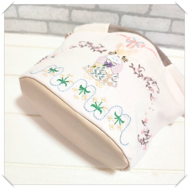 うさぎの手刺繍☆2wayにもなるハンドルトートバッグ | iichi 日々の