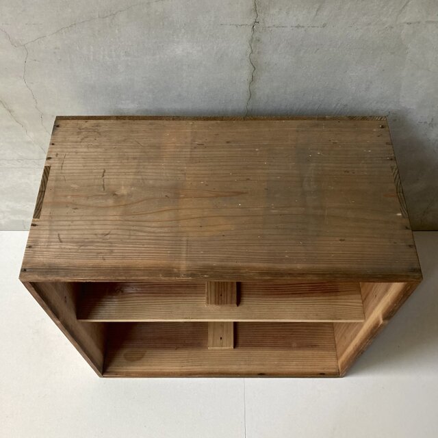 こぢんまりとした杉の棚 木箱 | iichi 日々の暮らしを心地よくする