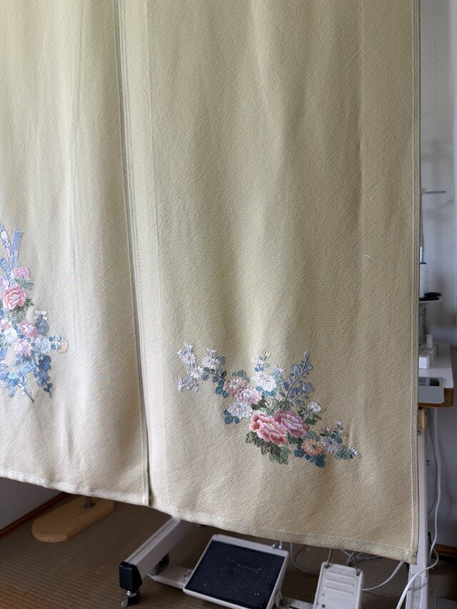 花刺繍 ゴージャス お部屋のオシャレ最適 着物リメイク暖簾 横幅〜135