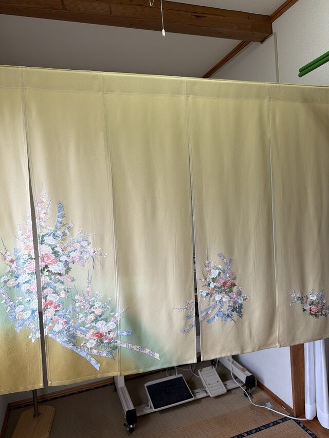 花刺繍 ゴージャス お部屋のオシャレ最適 着物リメイク暖簾 横幅〜135