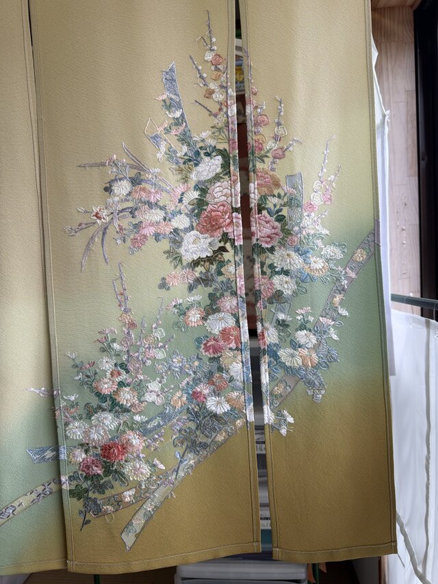 花刺繍 ゴージャス お部屋のオシャレ最適 着物リメイク暖簾 横幅〜135