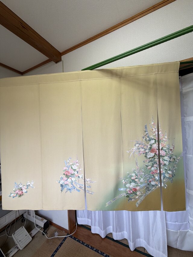 花刺繍 ゴージャス お部屋のオシャレ最適 着物リメイク暖簾 横幅〜135