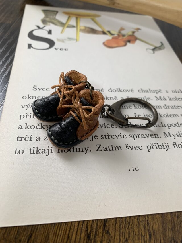革のブーツキーホルダー＊茶色×黒 | iichi 日々の暮らしを心地よくする