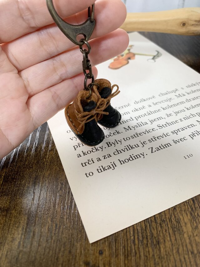 革のブーツキーホルダー＊茶色×黒 | iichi 日々の暮らしを心地よくする