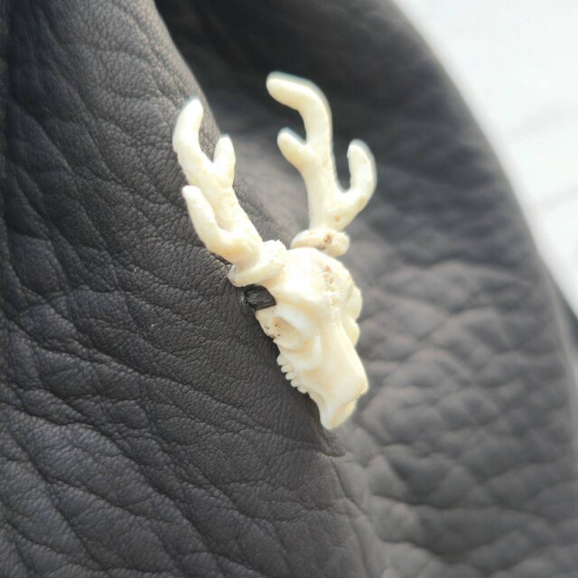 鹿革の巾着 鹿角頭骨ボタン | iichi 日々の暮らしを心地よくする