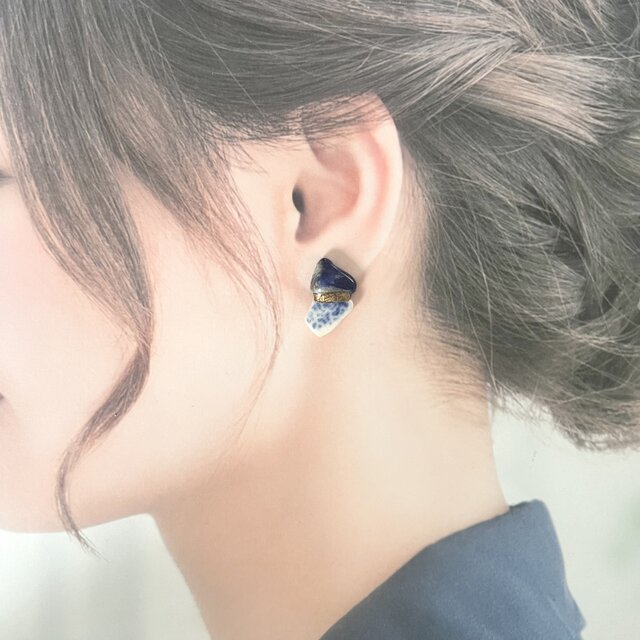 ラピスラズリ&フェザーアゲート＊ピアスorイヤリング 金継ぎピアス｜ラピスラズリとシー陶器の一点物｜深く、還る。のコピー