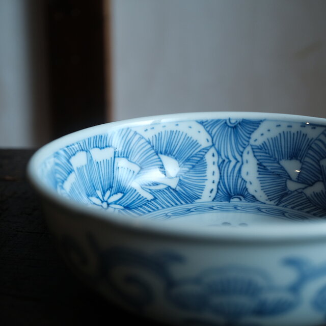 線描きで素敵◇伊万里 松竹梅文染付線描き平鉢 骨董・antiques 蝶々