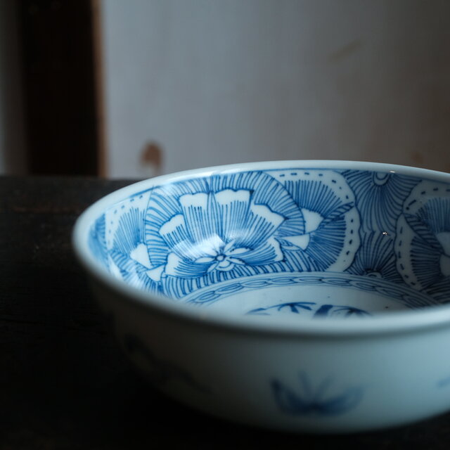 線描きで素敵◇伊万里 骨董品(江戸後期～明治期)骨董 鉢 山水 蝶 唐草 染付 伊万里 古い 松竹梅文染付線描き平鉢 蝶々 骨董・antiques お椀・ボウル・鉢