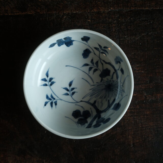 中国　明末清初　古染付　蝶　草花　皿　骨董品　アンティーク 菊花の絵付け◇伊万里 草花文染付平鉢 骨董・antiques アンティーク和