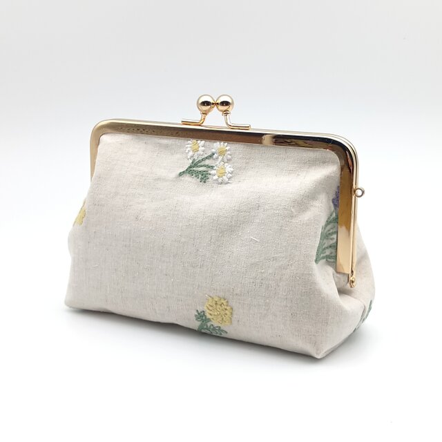 草花刺繍 大きめがま口ポーチ 15.5cm口金 生成り 731 | iichi 日々の