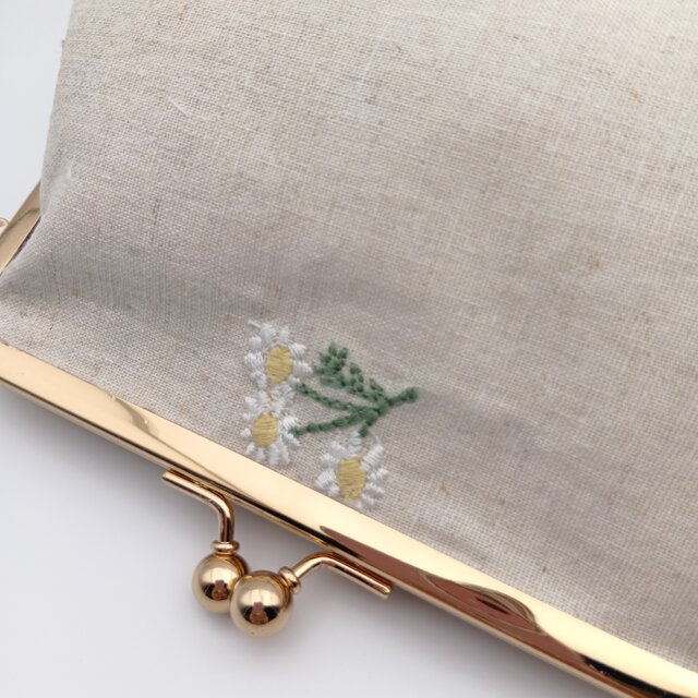 草花刺繍 大きめがま口ポーチ 15.5cm口金 生成り 731 | iichi 日々の