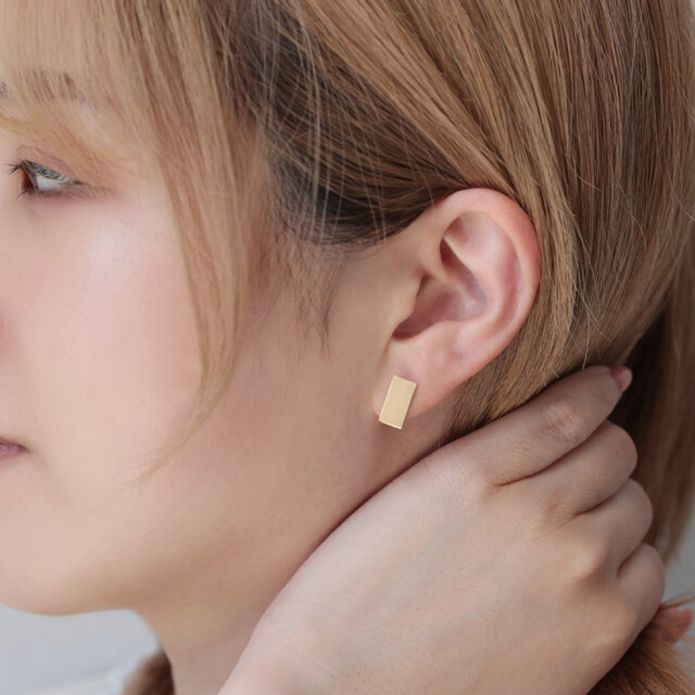 K18/プレートピアス｜片耳販売 ゴールド 長方形 スタッドピアス 優しい