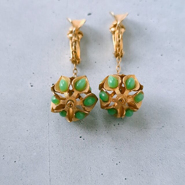 Austria》 faux jade leaf ball dangle オーストリア ヴィンテージ