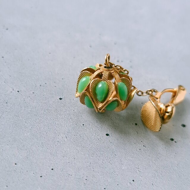 Austria》 faux jade leaf ball dangle オーストリア ヴィンテージ
