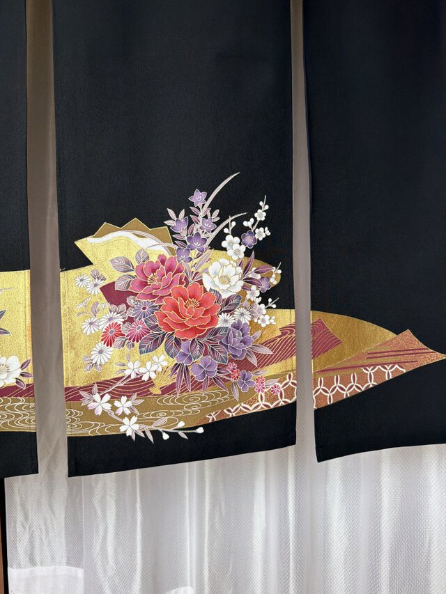 着物素材リメイク暖簾のれん、ゴージャスな絵柄模様！ 着物素材リメイク暖簾 ゴージャス お部屋のインテリア 横幅〜122-丈