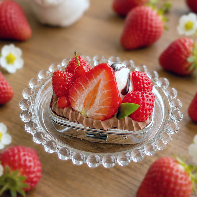 チョコ苺パフェのピルケース スイーツデコ フェイクスイーツ | iichi