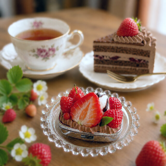 チョコ苺パフェのピルケース スイーツデコ フェイクスイーツ | iichi