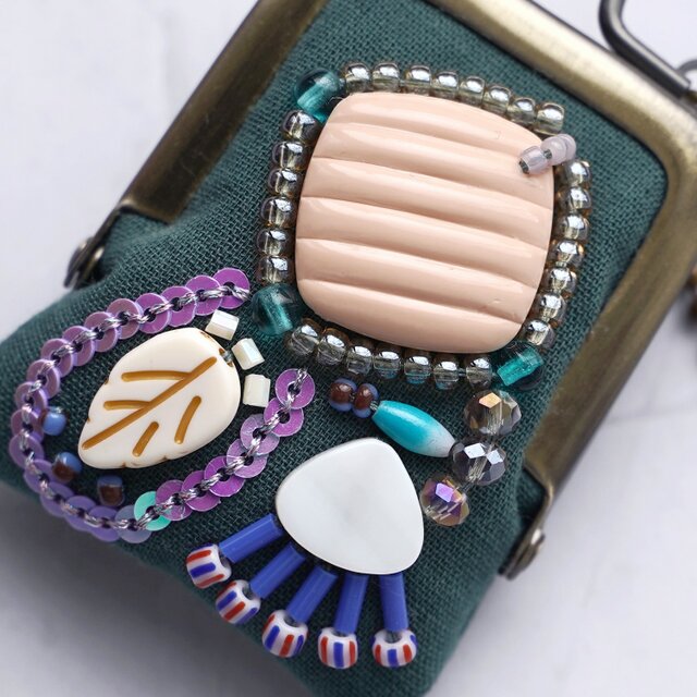 小さなビーズ刺繍のがま口 No.102｜ダークグリーン×ガーゼ｜ネックレス