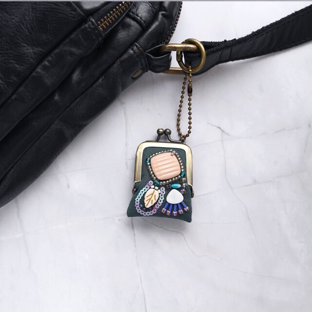 小さなビーズ刺繍のがま口 No.102｜ダークグリーン×ガーゼ｜ネックレス