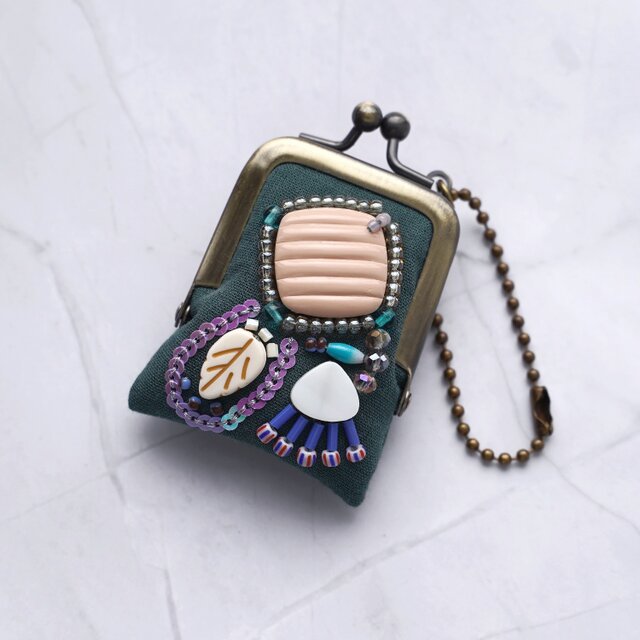 粒の庭　ハンドメイド　ビーズ刺繍　がま口 小さなビーズ刺繍のがま口 No.102｜ダークグリーン×ガーゼ｜ネックレス