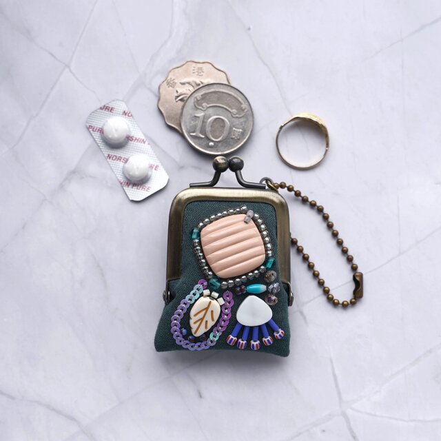 小さなビーズ刺繍のがま口 No.102｜ダークグリーン×ガーゼ｜ネックレス