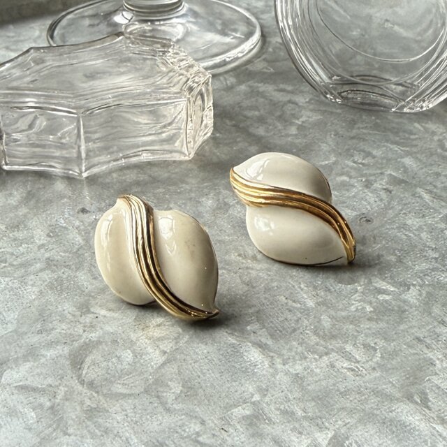 P787-ヴィンテージピアス U.S.A. 1980's Ivory Enamel & Gold Wave