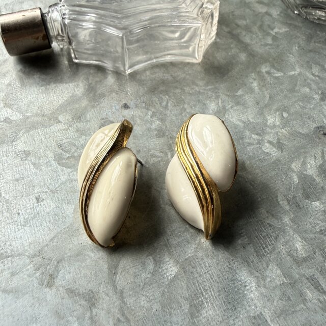 P787-ヴィンテージピアス U.S.A. 1980's Ivory Enamel & Gold Wave