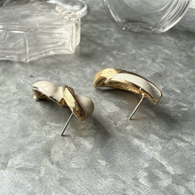 P787-ヴィンテージピアス U.S.A. 1980's Ivory Enamel & Gold Wave