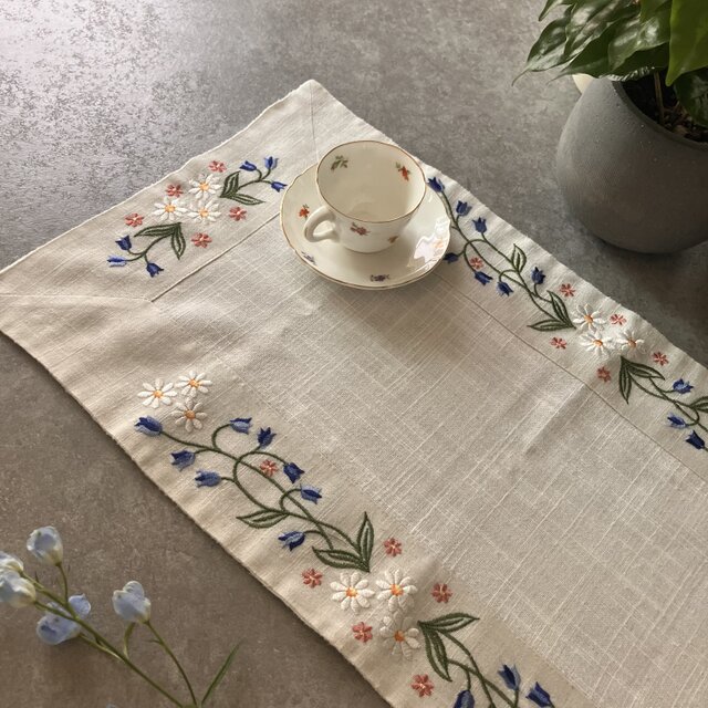 カンパニュラとデイジーの手刺繍リネンランナー｜北欧ヴィンテージ