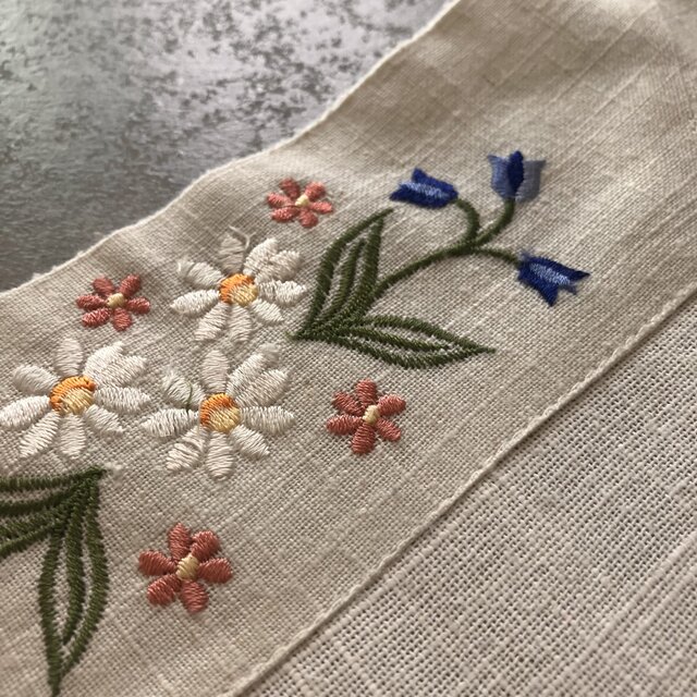 アンティーク花柄刺繍リネン ルシュニキ rushnyk 100年前の物 カンパニュラとデイジーの手刺繍リネンランナー｜北欧ヴィンテージ