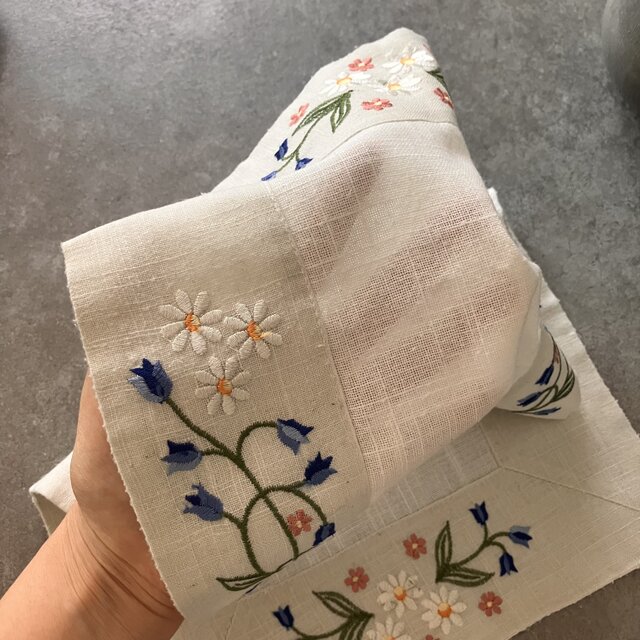 カンパニュラとデイジーの手刺繍リネンランナー｜北欧ヴィンテージ