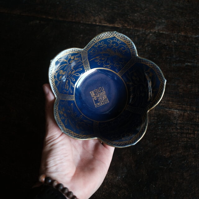 素敵な形状◇青に金。伊万里 瑠璃釉花型金彩変形鉢 骨董・antiques