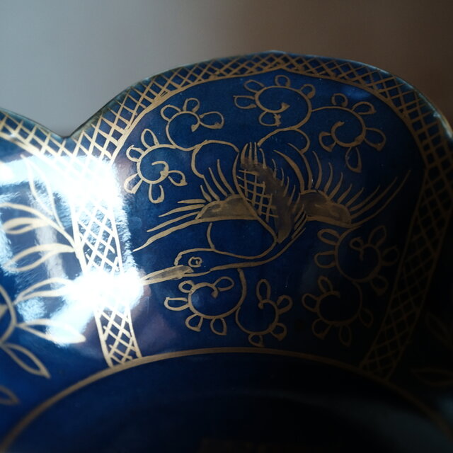 素敵な形状◇青に金。伊万里 瑠璃釉花型金彩変形鉢 骨董・antiques