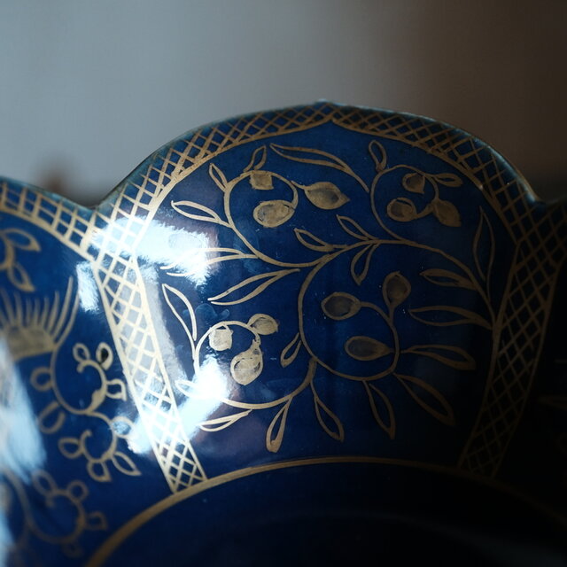 素敵な形状◇青に金。伊万里 瑠璃釉花型金彩変形鉢 骨董・antiques