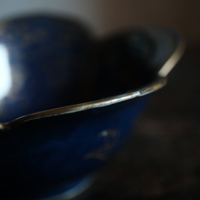 素敵な形状◇青に金。伊万里 瑠璃釉花型金彩変形鉢 骨董・antiques