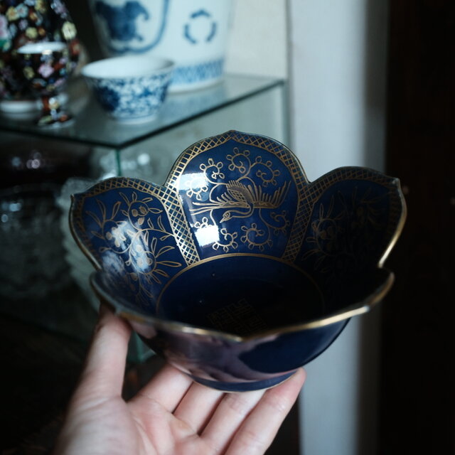 素敵な形状◇青に金。伊万里 瑠璃釉花型金彩変形鉢 骨董・antiques