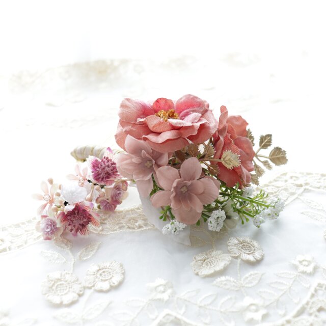 髪飾り｜やわらかに華やぐ サーモンピンクの花飾り｜コーム・U