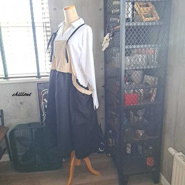 背中がかわいい】マキシ：ギャザー：エプロンドレス：ブラック×リネン