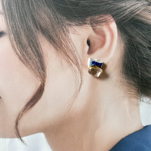 静かな青と透明な光｜シー陶器と水晶の金継ぎピアス | iichi 日々の