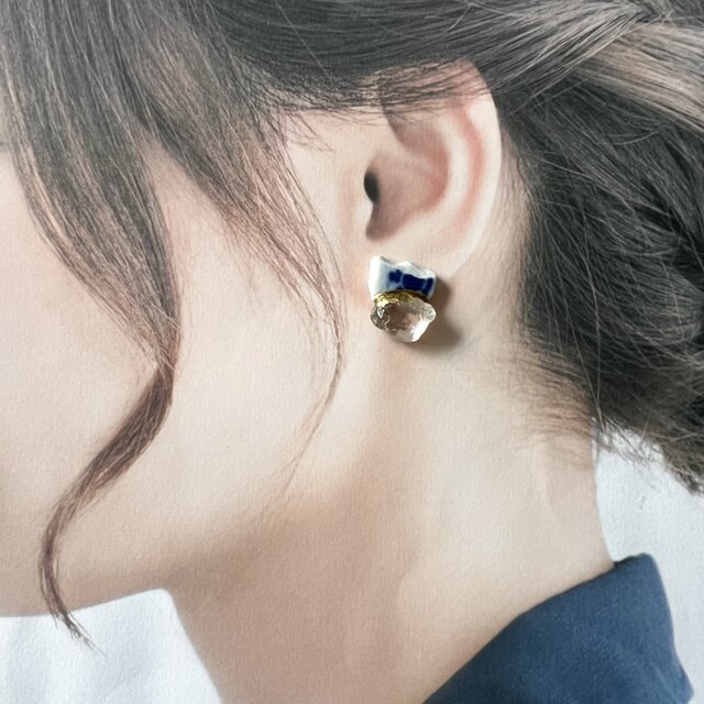 静かな青と透明な光｜シー陶器と水晶の金継ぎピアス | iichi 日々の