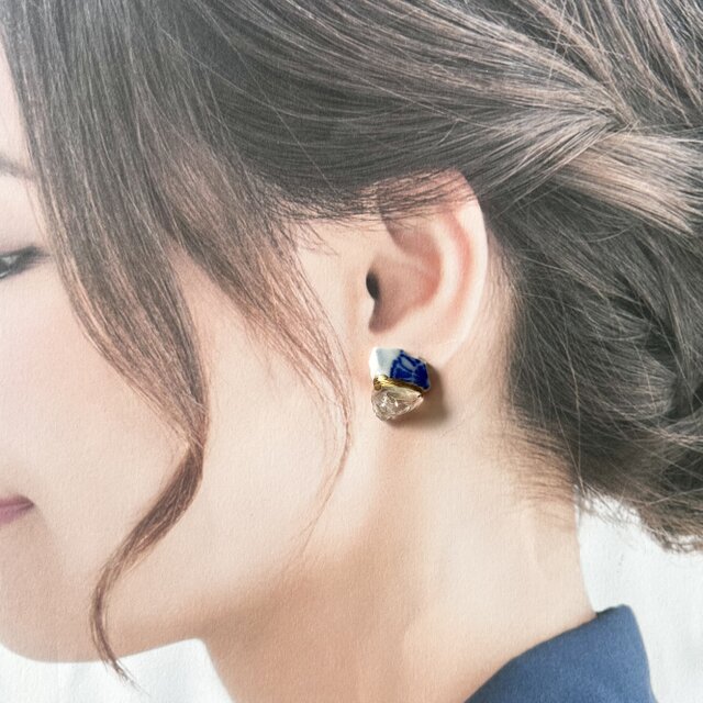 静かな青と透明な光｜シー陶器と水晶の金継ぎピアス | iichi 日々の