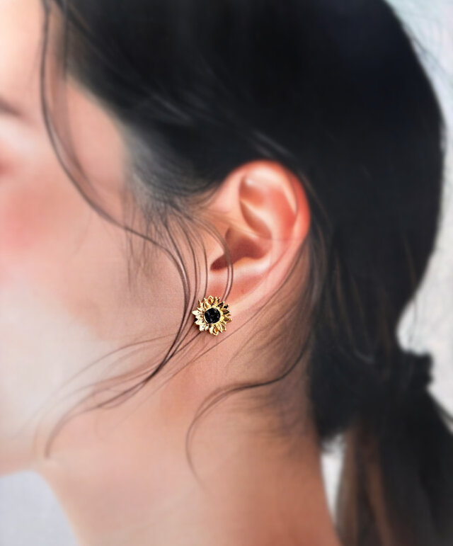 Summer 大人の向日葵ひまわりピアス シンプル 花モチーフ 夏 鮮やかに