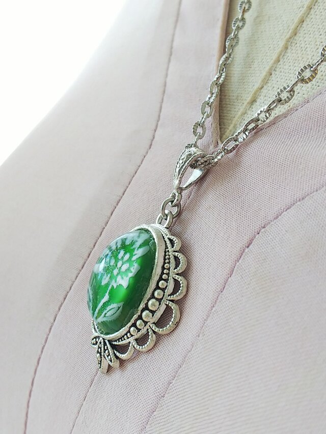 ヴィンテージ Green・白のお花／ドーム Silverカラー グラデーション 