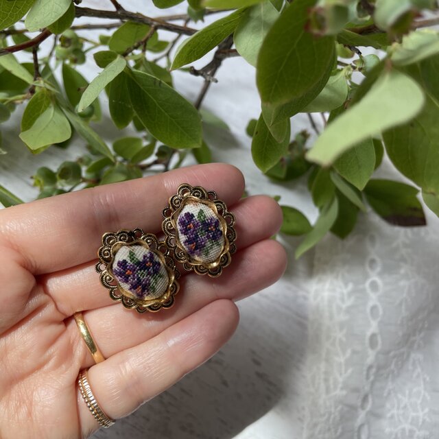 お花の刺繍のイヤリング｜プチポワン｜ヴィンテージイアリング | iichi