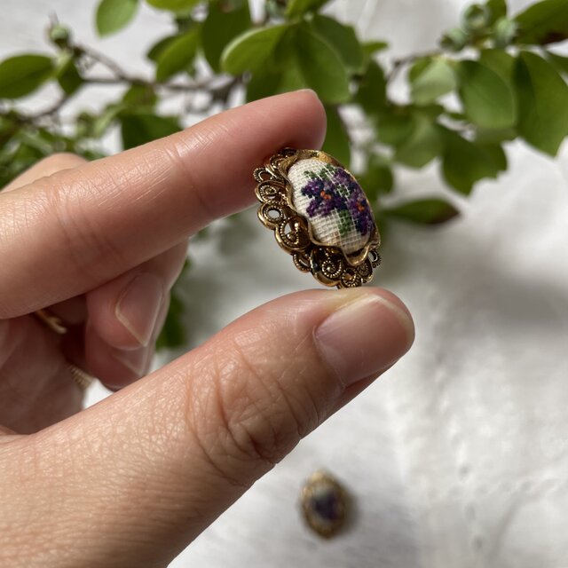 お花の刺繍のイヤリング｜プチポワン｜ヴィンテージイアリング | iichi