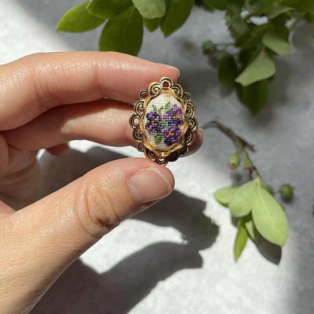 お花の刺繍のイヤリング｜プチポワン｜ヴィンテージイアリング | iichi