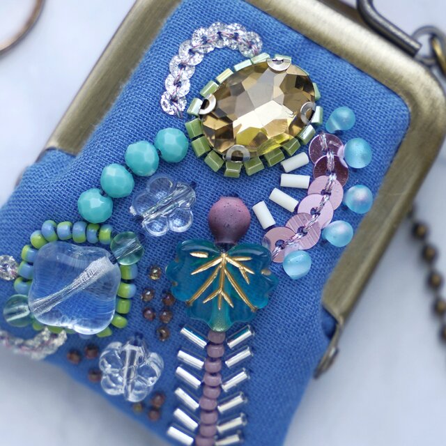 小さなビーズ刺繍のがま口 No.103｜ロイヤルブルー×ガーゼ｜ネックレス